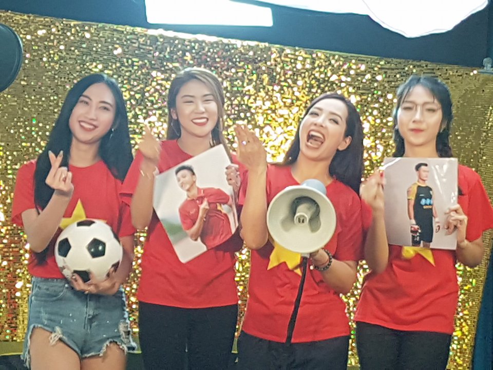 Hơn 60 nghệ sĩ thực hiện MV để cổ vũ đội U23 trước trận chung kết Hơn 60 nghệ sĩ thực hiện MV để cổ vũ đội U23 trước trận chung kết